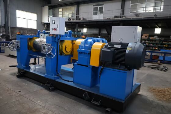 Καλή τιμή Μηχανή αυτόματης ανάμειξης καουτσούκ με διακόπτη ασφαλείας, σταθερή λειτουργία και ψυγμένο κυλίνδρο χυτοσίδερου για βιομηχανική χρήση σε απευθείας σύνδεση