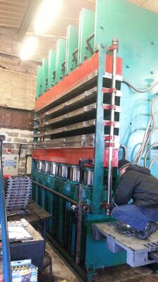 Καλή τιμή Μηχανή εξυγίανσης ελαστικών με ελεγχόμενο από PLC με δύναμη έντασης 10,0MN και βελτιωμένο υδραυλικό σύστημα για ανασυγκρότηση σε απευθείας σύνδεση